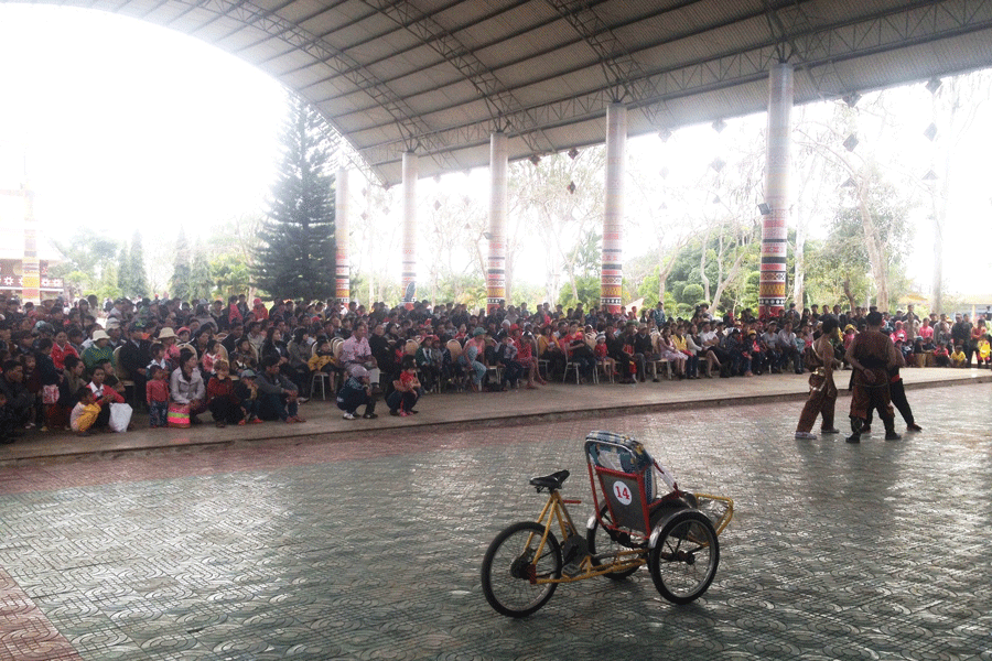 Hàng ngàn người tập trung xem biểu diễn khí công. Hàng ngàn người tập trung xem biểu diễn khí công.