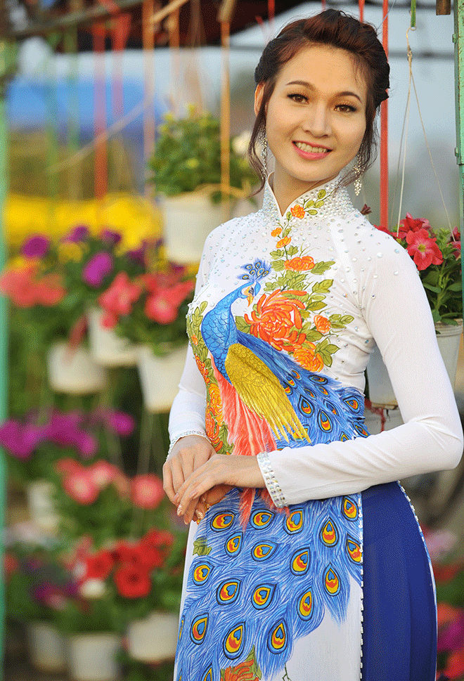 Nụ cười nổi bật bên những giò hoa xuân. Ảnh: Nguyễn Giác Nụ cười nổi bật bên những giò hoa xuân