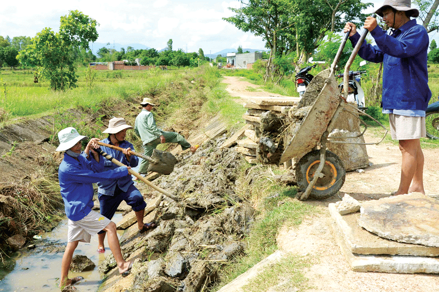  Tu sửa kênh mương nội đồng.