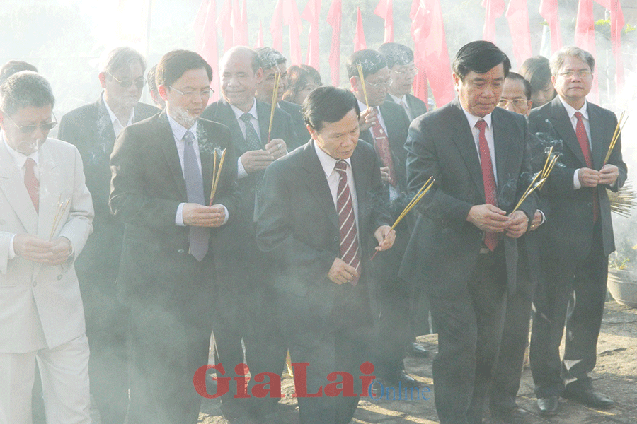 Đại biểu dâng hương Đài Chiến thắng Đèo Nhông