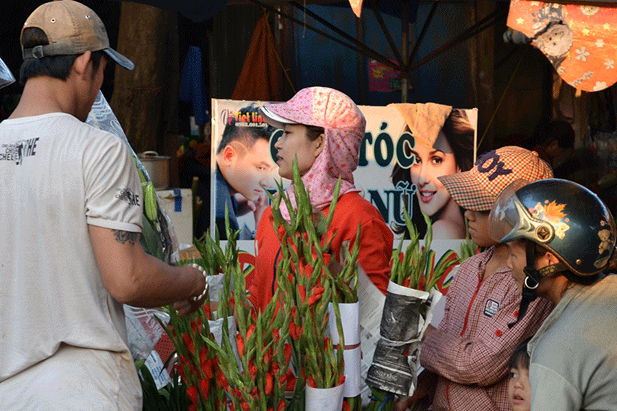 Hoa lay ơn có mức giá khá cao, 79-90 ngàn đồng/chục. Hoa lay ơn có mức giá khá cao, 79-90 ngàn đồng/chục.