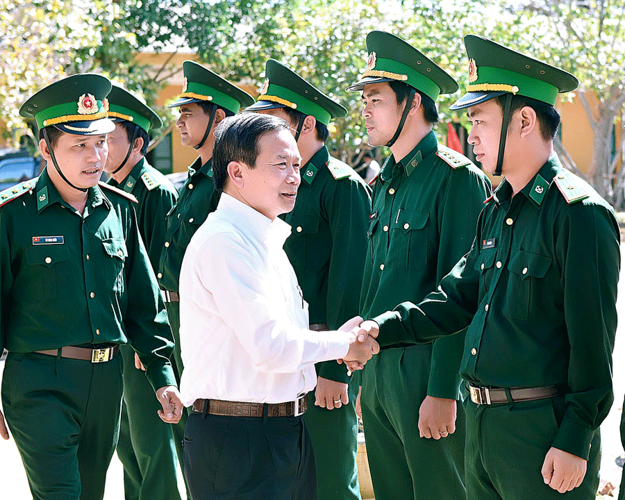 Phó Bí thư Thường trực Tỉnh ủy Phạm Đình Thu thăm, chúc Tết cán bộ, chiến sĩ Đồn Biên phòng Ia Lốp (huyện Chư Prông). Ảnh: Đức Thụy