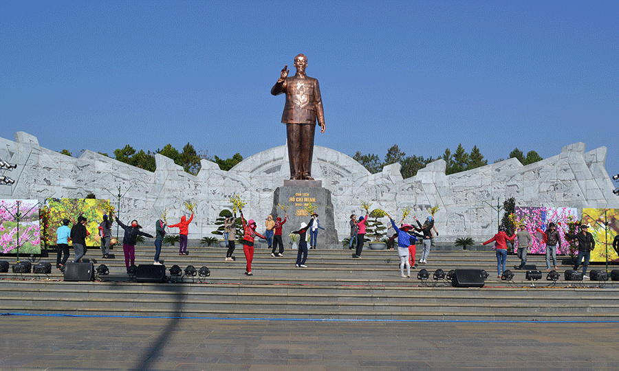 Anh chị em diễn viên phải tập luyện dưới nắng trời khá gay gắt. Anh chị em diễn viên phải tập luyện dưới nắng trời khá gay gắt.