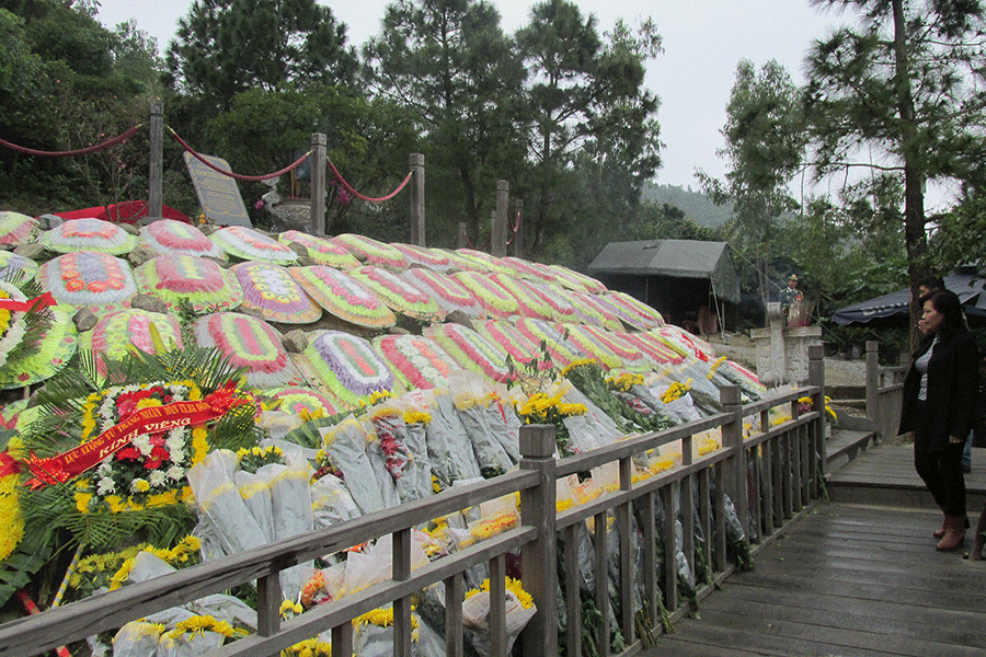 Rất nhiều vòng hoa của du khách tại phần mộ của Đại tướng. Ảnh: Phan Lài Rất nhiều vòng hoa của du khách tại phần mộ của Đại tướng. Ảnh: Phan Lài