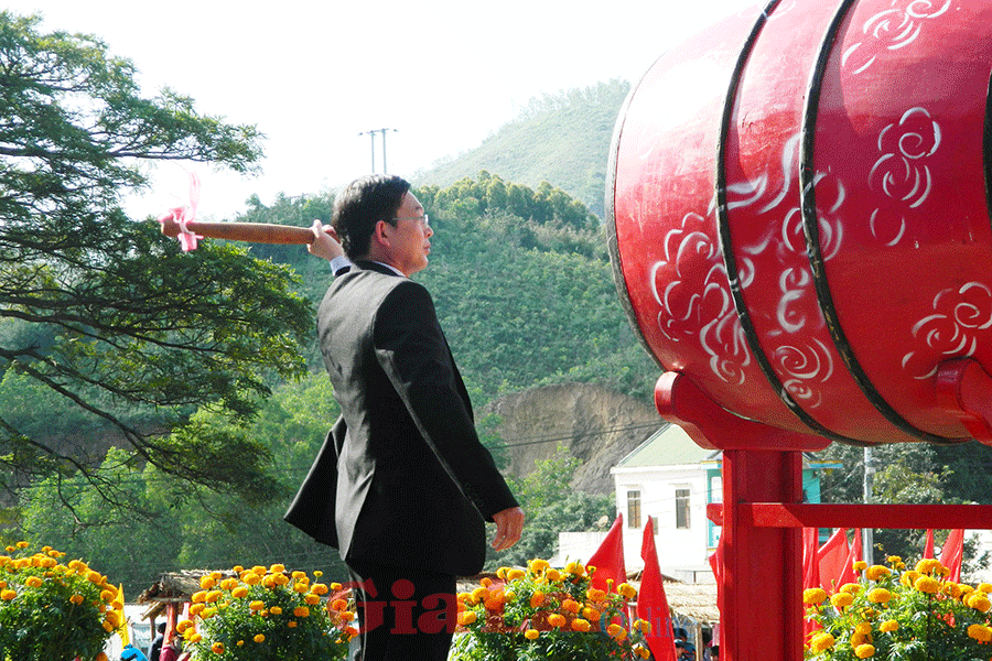  Đồng chí Hồ Quốc Dũng-Chủ tịch UBND tỉnh đánh trống khai hội