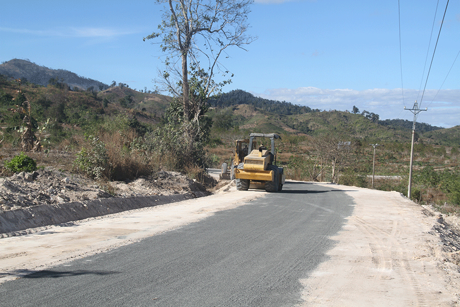 Đường vào xã Hà Tây đã trải nhựa phẳng lì. Ảnh: Văn Ngọc Đường vào xã Hà Tây đã trải nhựa phẳng lì. Ảnh: Văn Ngọc