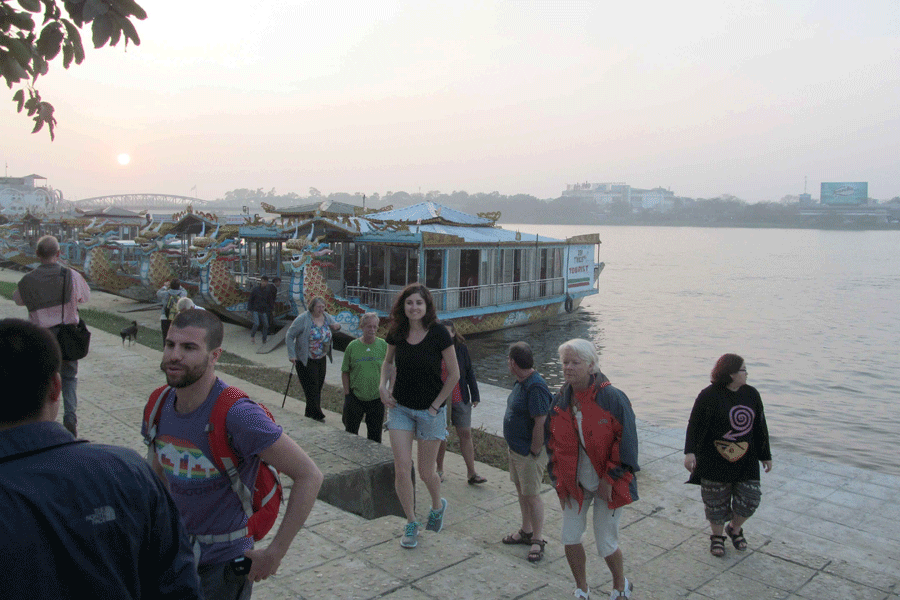 Khách du lịch quốc tế thích thú sau khi được vãn cảnh sông Hương đầu Xuân Ất Mùi bằng thuyền rồng. Khách du lịch quốc tế thích thú sau khi được vãn cảnh sông Hương đầu Xuân Ất Mùi bằng thuyền rồng.