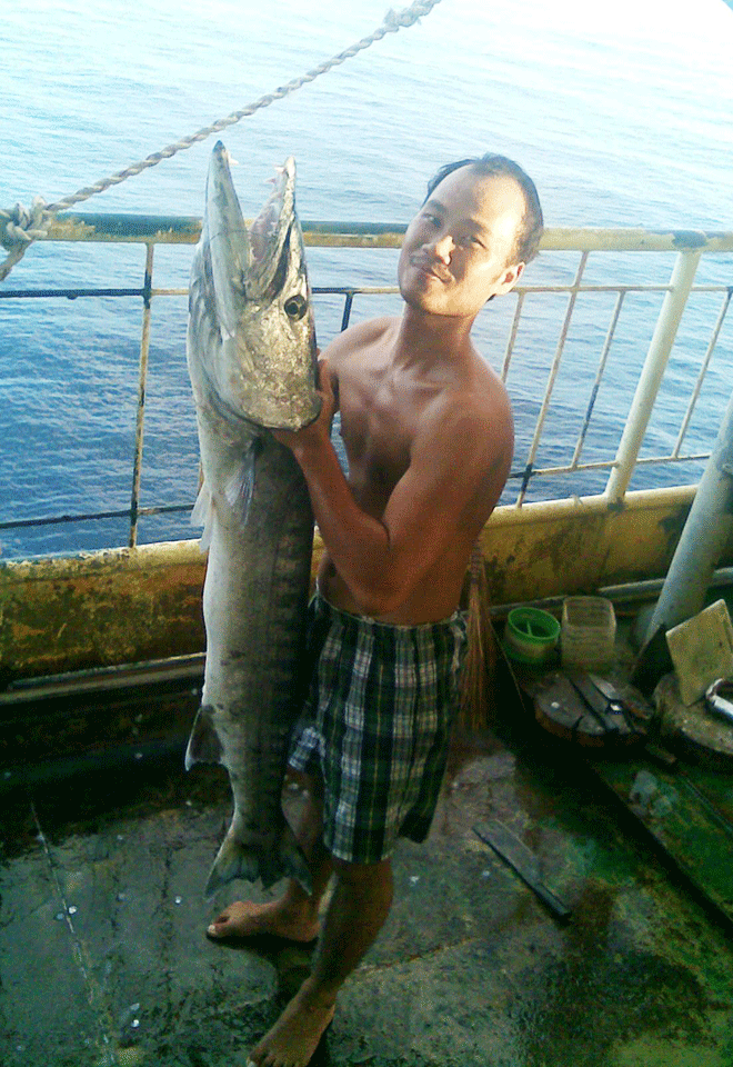  Chiến sĩ Nguyễn Văn Sản, câu được chú cá Nhồng sáng mùng Một Tết (ảnh Văn Sản gửi về từ nhà giàn DK1/7)