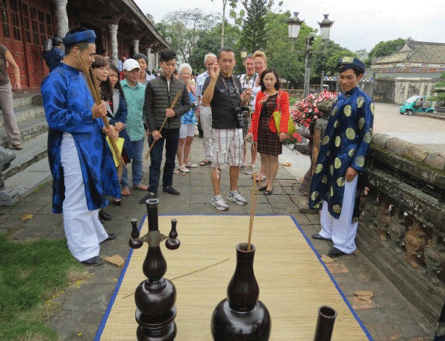 Khách quốc tế thỏa sức tham gia các trò chơi cung đình tại Đại nội Huế dịp Tết Ất Mùi. Khách quốc tế thỏa sức tham gia các trò chơi cung đình tại Đại nội Huế dịp Tết Ất Mùi.