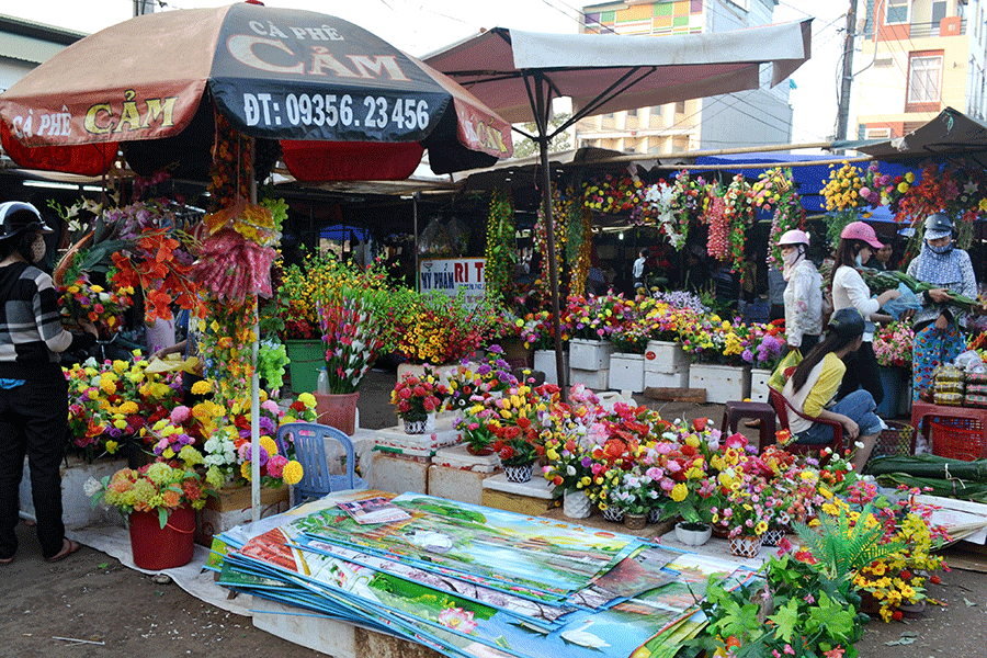 Hàng hoa trang trí Tết vắng khách... Hàng hoa trang trí Tết vắng khách...