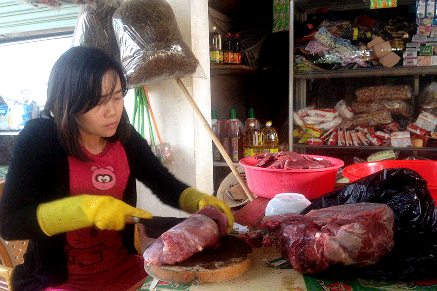 Người dân khu vực chợ cửa khẩu chuẩn bị Tết. Ảnh: Văn Ngọc