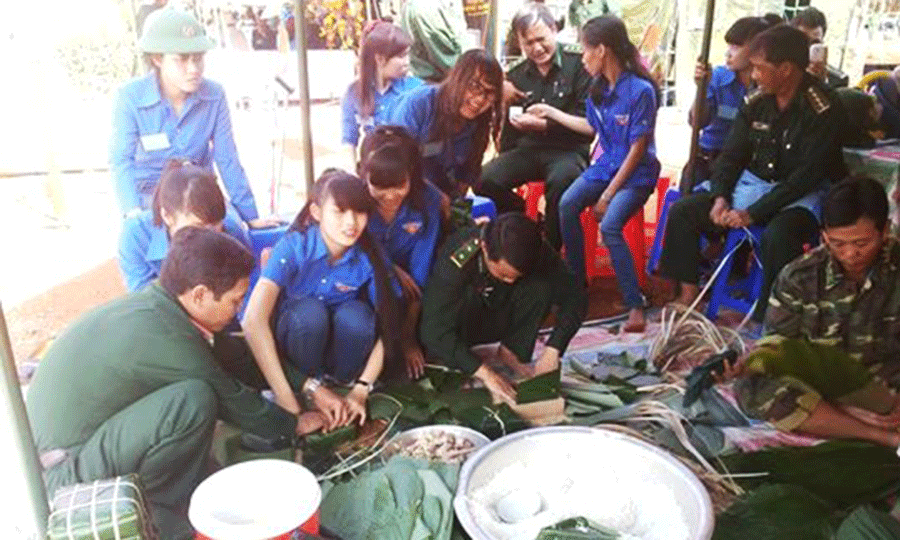  Đoàn viên thanh niên gói bánh chưng cùng cán bộ, chiến sĩ. Ảnh: Lê Hòa