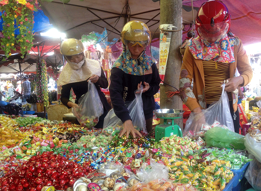 Mua sắm bánh kẹo chuẩn bị Tết. 