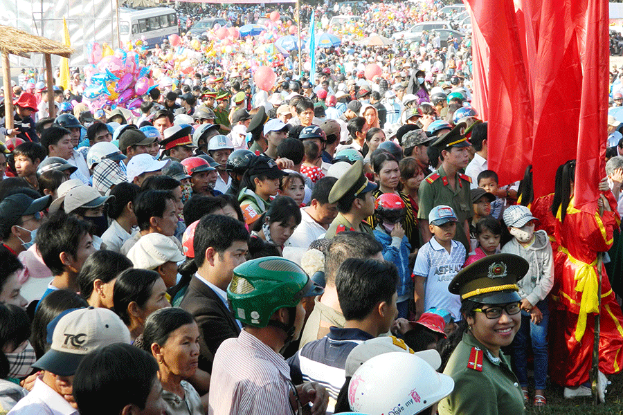 Hàng vạn du khách đến xem lễ hội