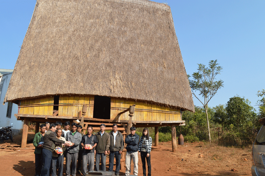 Ngôi nhà rông của làng ngày cuối năm. Ảnh: Đinh Yến