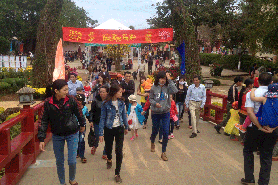 Gần 20 ngàn lượt khách đổ về Công viên Đồng Xanh vào Mùng 2 Tết. Gần 20 ngàn lượt khách đổ về Công viên Đồng Xanh vào Mùng Hai Tết.