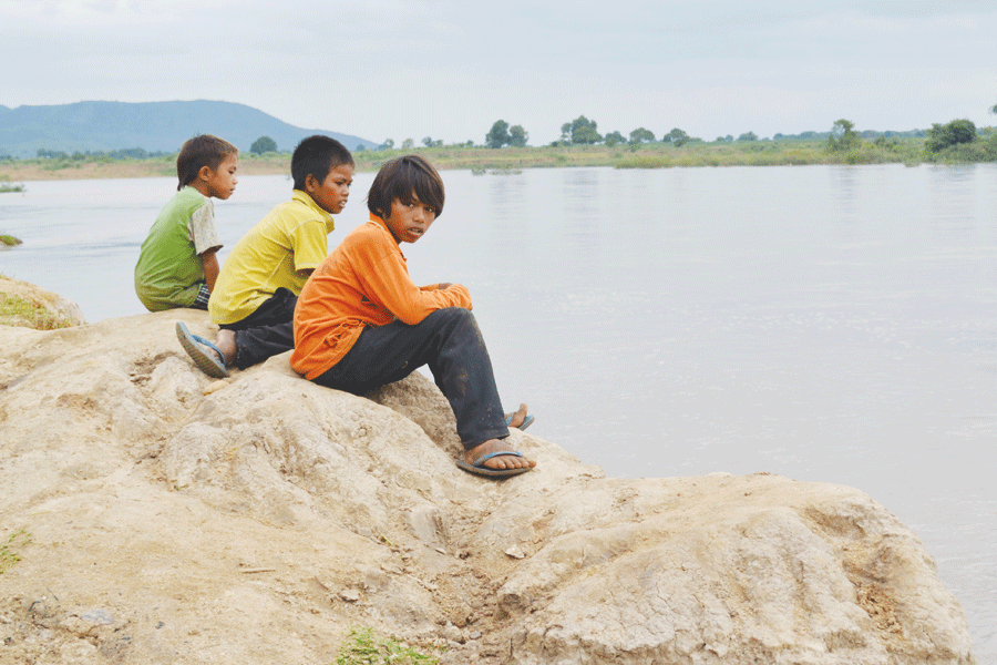 Những đứa trẻ chơi bên những ụ đất bị dòng nước đánh sập ngay sau lưng nhà mình. Ảnh: L.H Những đứa trẻ chơi bên những ụ đất bị dòng nước đánh sập ngay sau lưng nhà mình. Ảnh: L.H