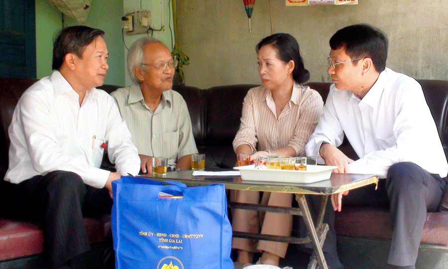 Đoàn tới thăm hỏi và tặng quà cho gia đình chính sách nhân dịp 27-7. Ảnh: Trần Dung