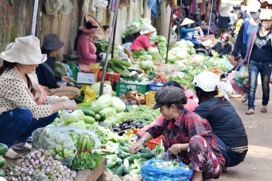 Các điểm bán hàng tự phát bên ngoài chợ Chư Sê. Ảnh: H.L