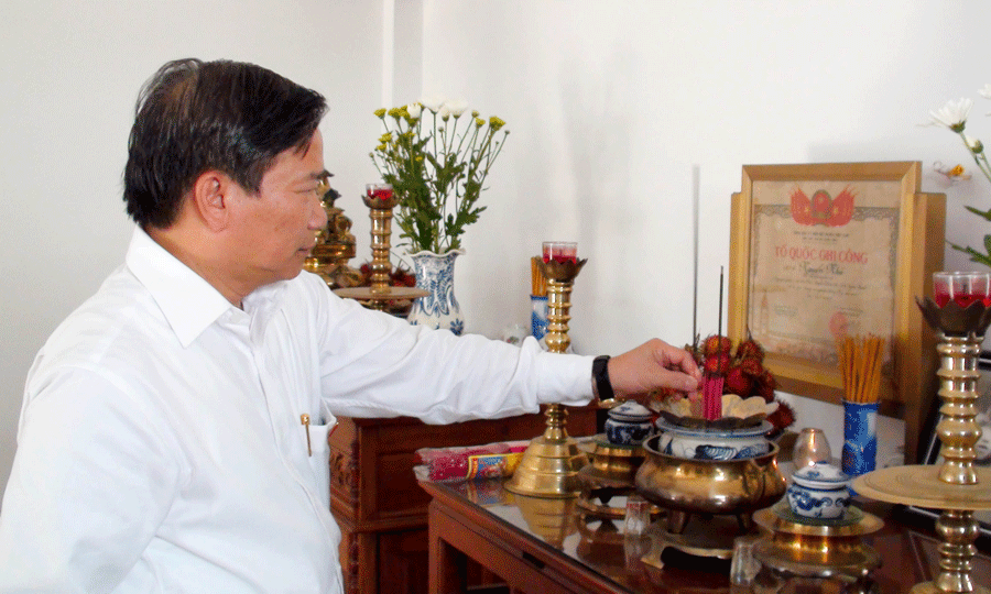 Đồng chí Phó Bí thư Thường trực Tỉnh ủy đã thắp hưng tưởng nhớ 2 liệt sĩ là con của Mẹ Việt Nam Anh hùng Lê Thị Hàng. Ảnh: Trần Dung