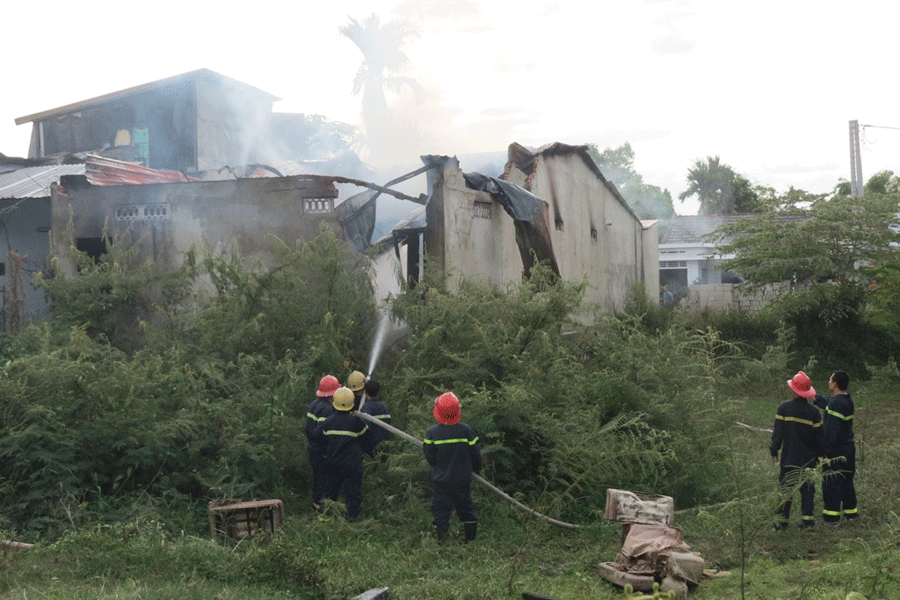 Lực lượng PCCC Công an Thừa Thiên-Huế khống chế ngọn lửa bốc cháy sau vụ nổ kinh hoàng tại kho sang chiết gas. Ảnh: Bùi Oanh Lực lượng PCCC Công an Thừa Thiên-Huế khống chế ngọn lửa bốc cháy sau vụ nổ kinh hoàng tại kho sang chiết gas. Ảnh: Bùi Oanh