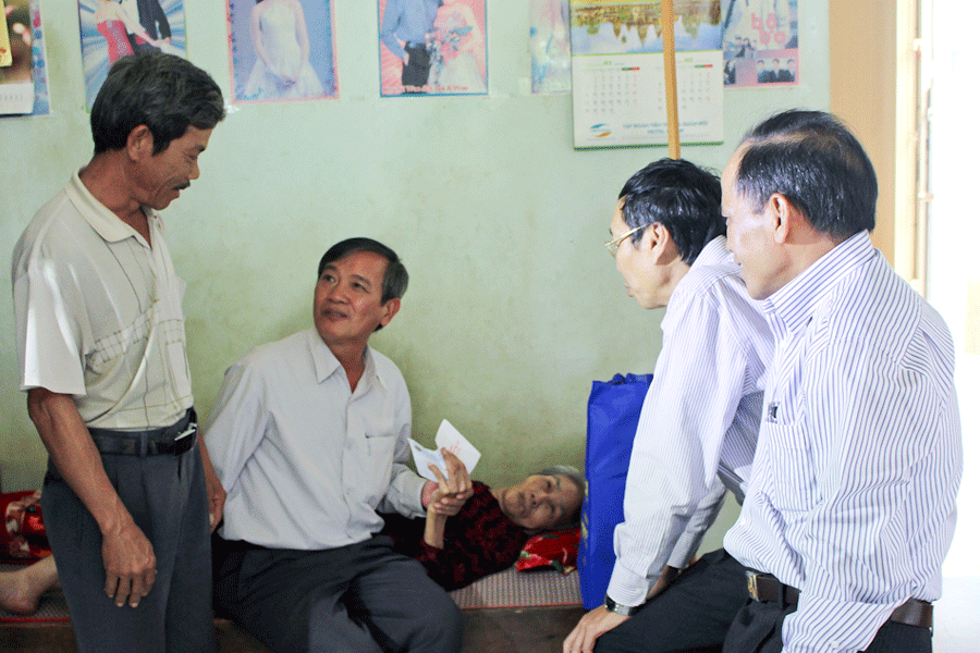 Trưởng Ban Tổ chức Tỉnh ủy bày tỏ mong muốn thân nhân liệt sĩ tiếp tục phát huy truyền thống cách mạng. Ảnh: Hồng Thi