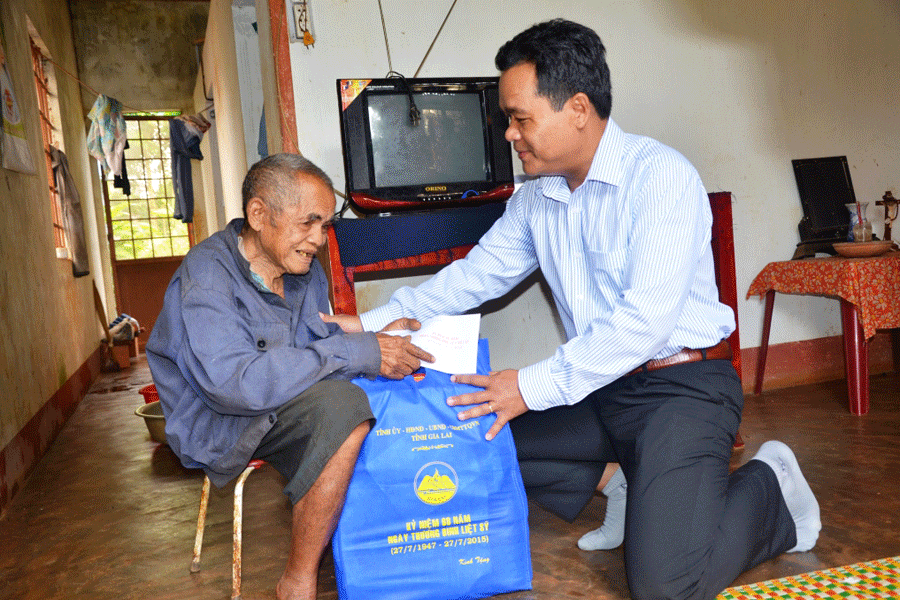 Trưởng ban Nội chính Tỉnh ủy Hồ Văn Niên thăm, tặng quà ông Ksor Bơnh bố của liệt sĩ ở làng Krái, thị trấn Phú Hòa (huyện Chư Pah). Ảnh: Đức Phương