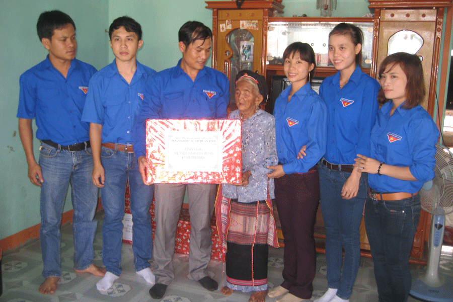 Đoàn Khối các cơ quan tỉnh thăm và tặng quà Mẹ Việt Nam Anh hùng Đinh Thị Nhia. Ảnh: Ngọc Thu