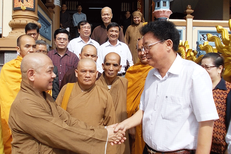 Lãnh đạo UBND tỉnh thăm và chúc mừng tăng ni, phật tử nhân dịp Phật đản. Ảnh: T.N
