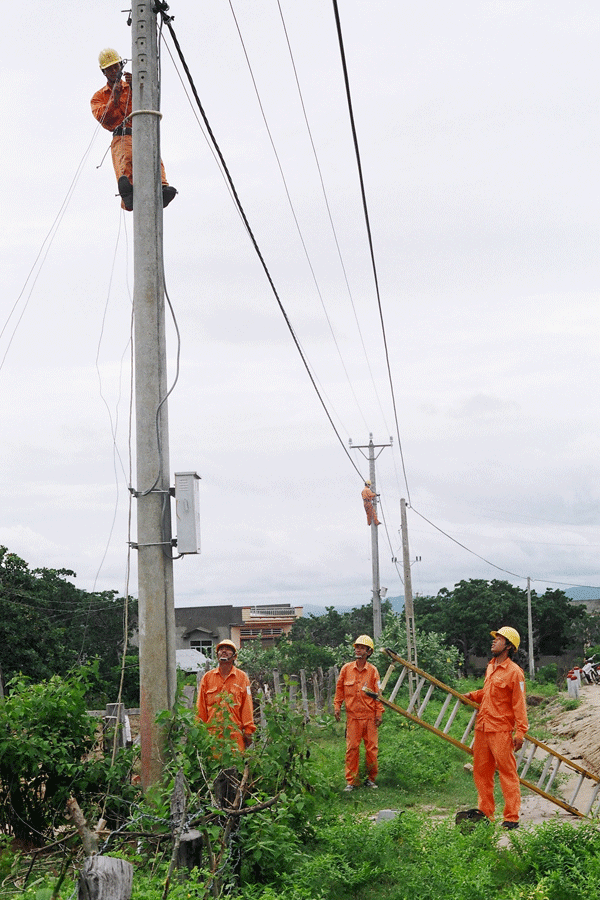 Đầu tư xây dựng hệ thống điện tại các xã đặc biệt khó khăn. Ảnh: T.N Đầu tư xây dựng hệ thống điện tại các xã đặc biệt khó khăn. Ảnh: T.N