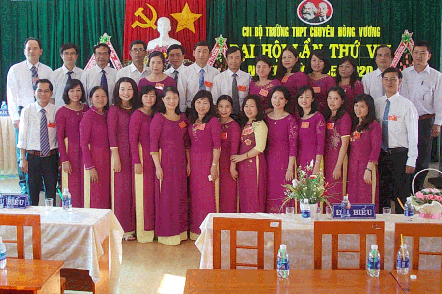 Tập thể chi bộ Trường THPT Chuyên Hùng Vương. Ảnh: Lương Thanh Tập thể chi bộ Trường THPT Chuyên Hùng Vương. Ảnh: Lương Thanh