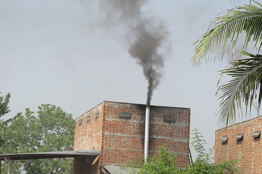 Một lò sấy thuốc lá đang nhả khói đen gây ô nhiễm môi trường. Ảnh: Hải Lê Một lò sấy thuốc lá đang nhả khói đen gây ô nhiễm môi trường. Ảnh: Hải Lê