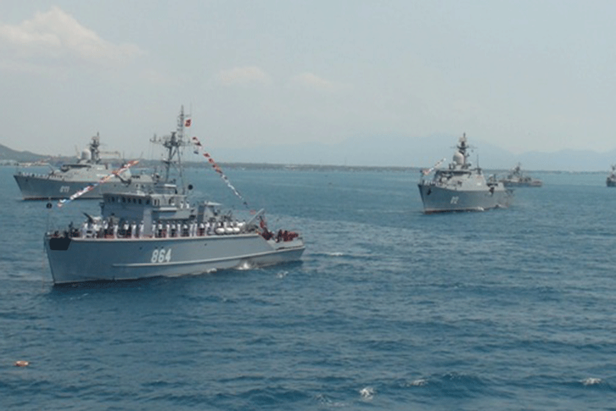 Duyệt đội hình trên biển tại Quân cảng Cam Ranh nhân kỷ niệm 60 năm thành lập Hải quân Nhân dân Việt Nam. Ảnh: Bình Nguyên