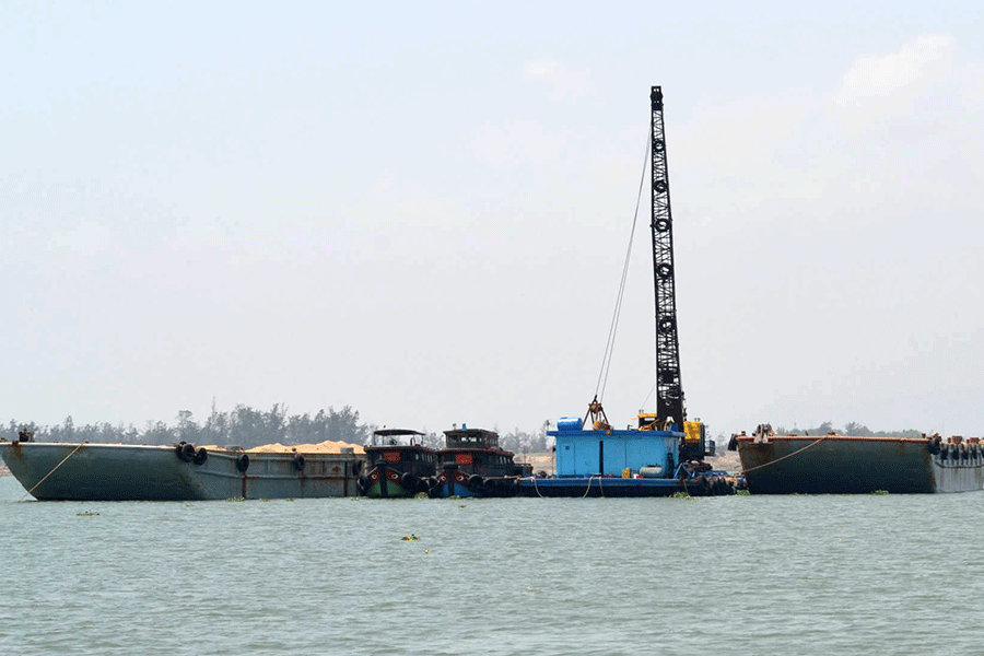 Tàu nạo vét trên cửa Đà Diễn. Ảnh: Lê Hòa