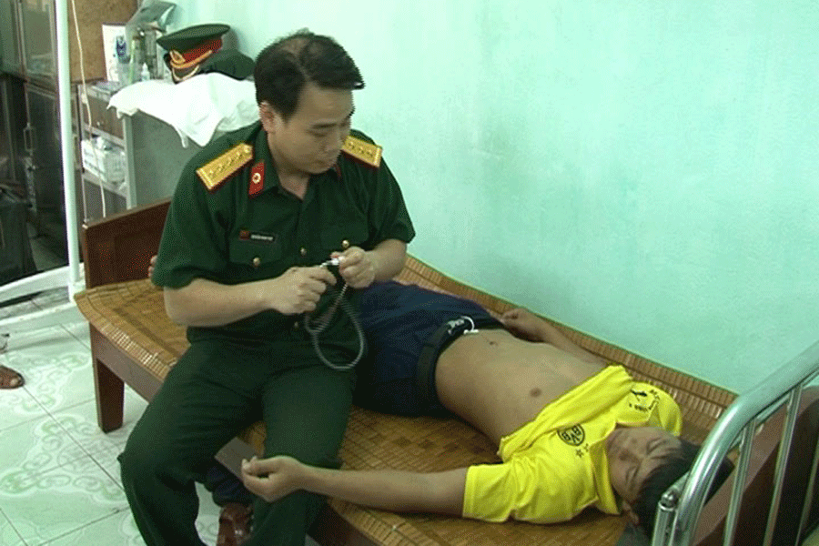 Bác sĩ, Đại úy Lê Văn Lợi khám-chữa bệnh cho bệnh nhân ở đảo Song Tử Tây.Ảnh: Đ.M