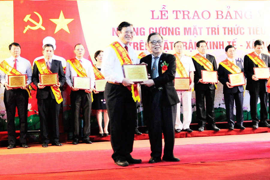  Thạc sĩ Nguyễn Dũng (bên trái) tại lễ trao bảng vàng.