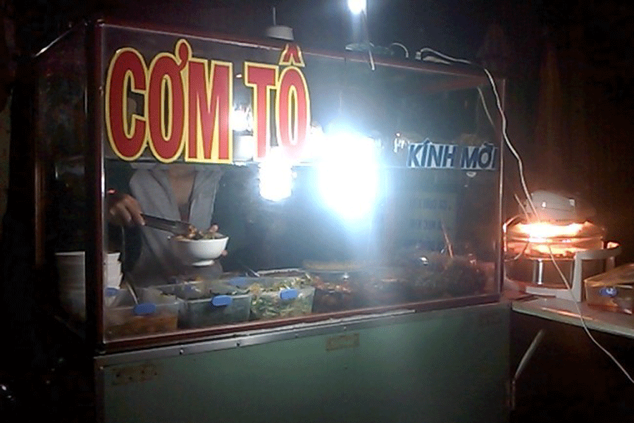 Quán Cơm Tô xuất hiện ngày càng nhiều tại khu vực chợ đêm Pleiku. Ảnh: Trần Dung