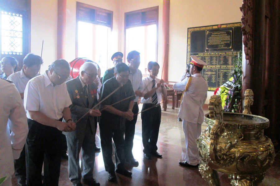 Lãnh đạo tỉnh dâng hương tưởng niệm các Anh hùng liệt sĩ. Ảnh: Hồng Thương Lãnh đạo tỉnh dâng hương tưởng niệm các Anh hùng liệt sĩ. Ảnh: Hồng Thương