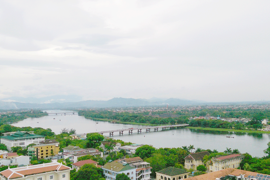 Sông Hương đoạn chảy qua trung tâm thành phố Huế. Ảnh: Bùi Oanh