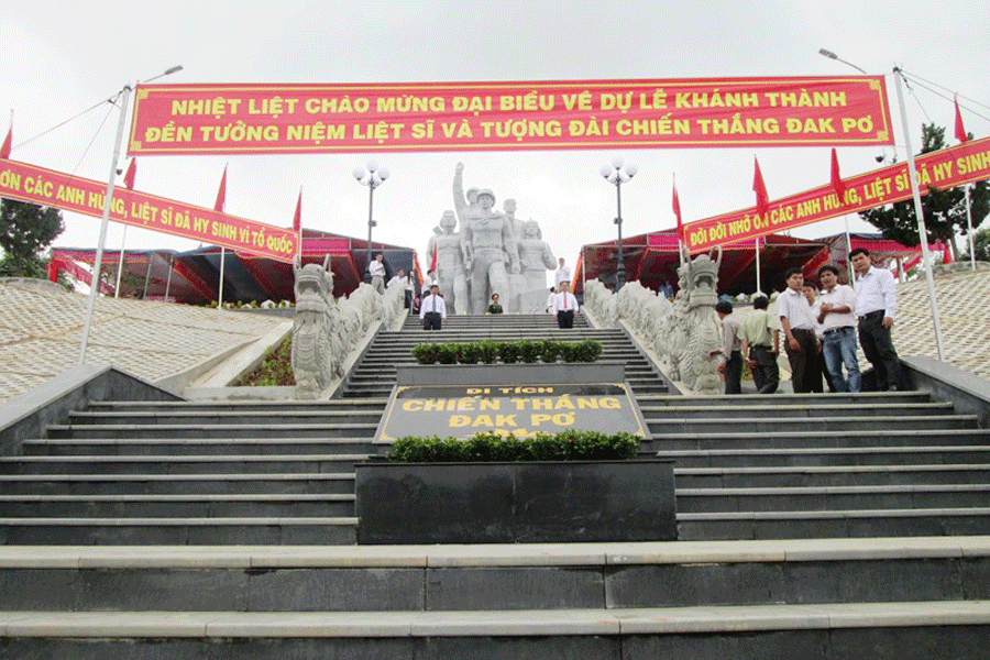 Đền tưởng niệm liệt sĩ và Tượng đài Chiến thắng Đak Pơ. Ảnh: Hồng Thương Đền tưởng niệm liệt sĩ và Tượng đài Chiến thắng Đak Pơ. Ảnh: Hồng Thương