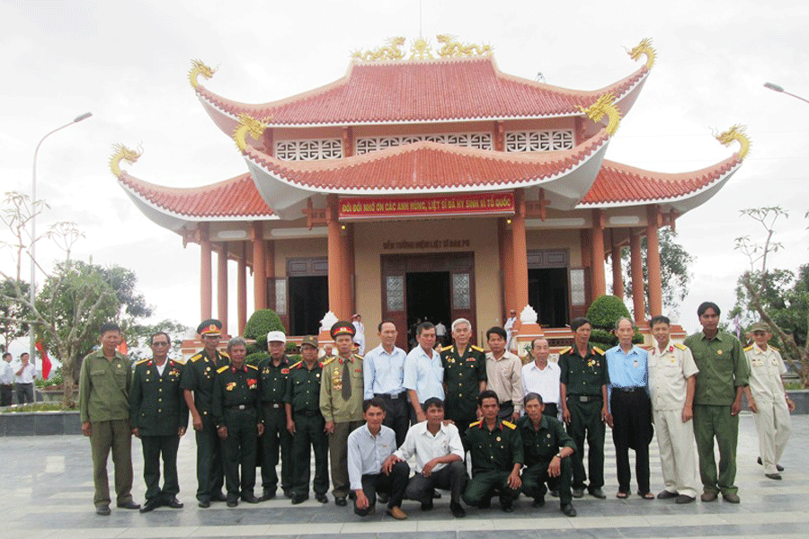 Chụp hình lưu niệm trước Đền tưởng niệm. Ảnh: Hồng Thương Chụp hình lưu niệm trước Đền tưởng niệm. Ảnh: Hồng Thương