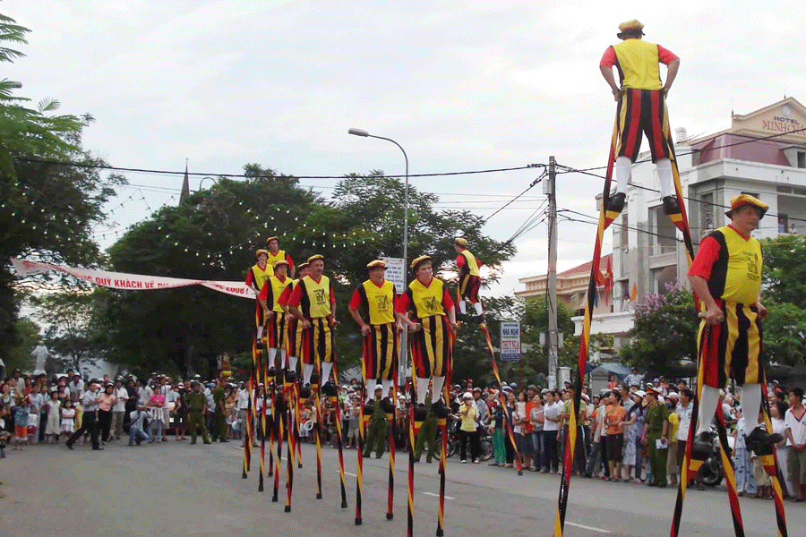 Ngày càng có nhiều đoàn nghệ thuật quốc tế đến Huế biểu diễn phục vụ du khách. Ảnh: Bùi Oanh