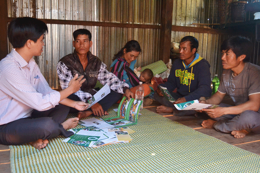 Cán bộ đang tư vấn tại nhà chị H’Dep. Ảnh: L.L