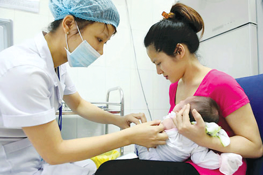 Tiêm chủng đầy đủ giúp trẻ phòng bệnh một cách hiệu quả. Ảnh: Quang Vũ Tiêm chủng đầy đủ giúp trẻ phòng bệnh một cách hiệu quả. Ảnh: Quang Vũ