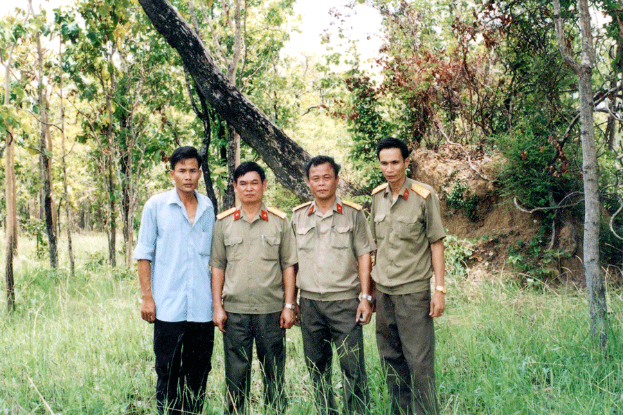 Tác giả (thứ hai từ trái) cùng đồng đội đến quan sát nơi Tiểu đoàn 1 Mỹ đặt Sở chỉ huy sáng 14-11-1965 tại Ia Drăng. Ảnh: H.T Tác giả (thứ hai từ trái) cùng đồng đội đến quan sát nơi Tiểu đoàn 1 Mỹ đặt Sở chỉ huy sáng 14-11-1965 tại Ia Drăng. Ảnh: H.T