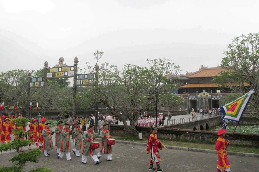 Nhiều lễ nghi cung đình Huế được phục dựng để phục vụ du khách tại Đại nội Huế. Ảnh: Bùi Oanh