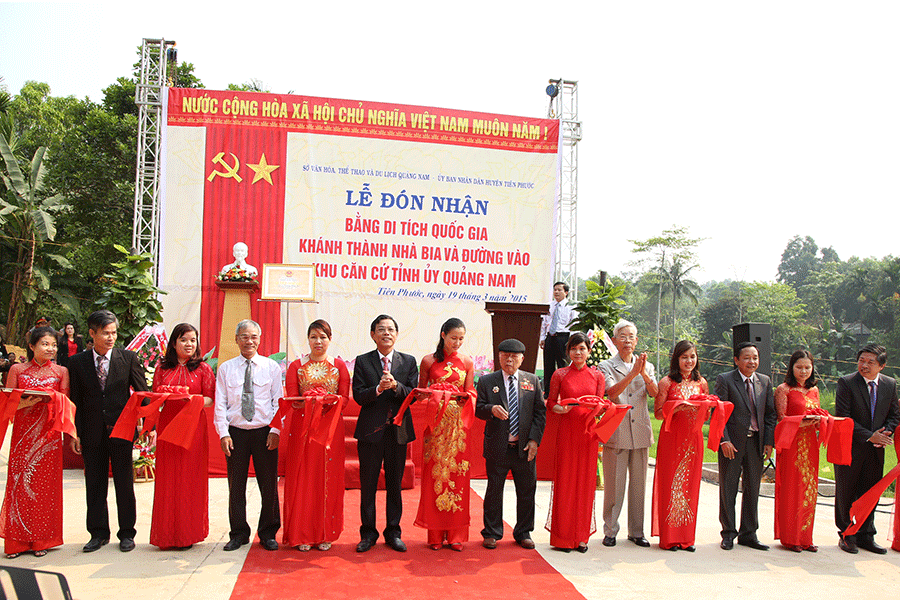 Các đông chí lãnh đạo tỉnh Quảng Nam và huyện Tiên Phước cắt băng khánh thành nhà bia tưởng niệm và đường cào khu căn cứ Tỉnh ủy Quảng Nam. Ảnh: K.T