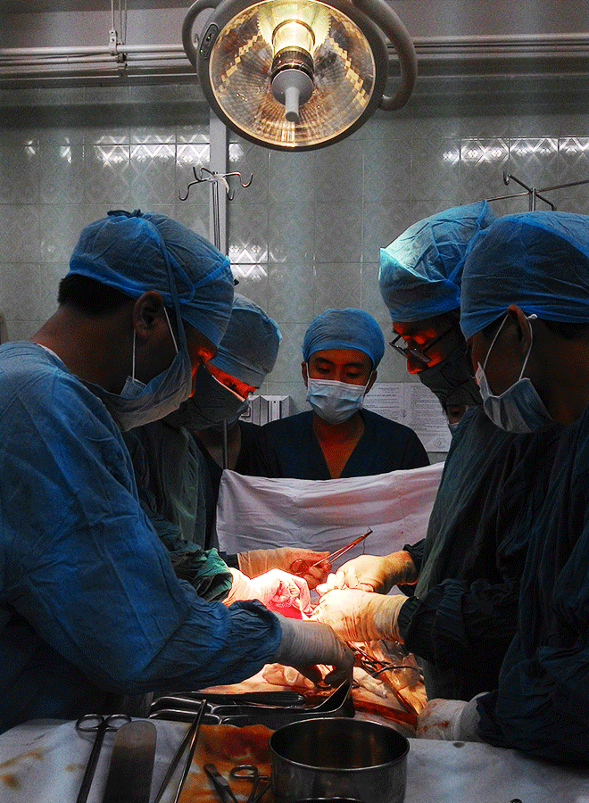 Sau 2 giờ phẫu thuật ca mổ được chẩn đoán thành công với sự vui mừng của cả bác sĩ và thân nhân. Ảnh: Nguyễn Giác