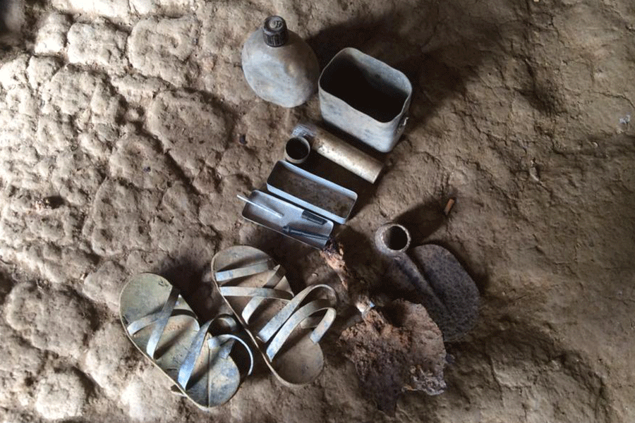 Những hiện vật được ông Nguyễn Đức Tuyên-người dân Tiên Sơn tìm thấy trong khu căn cứ Tỉnh ủy Quảng Nam. Ảnh: K.T