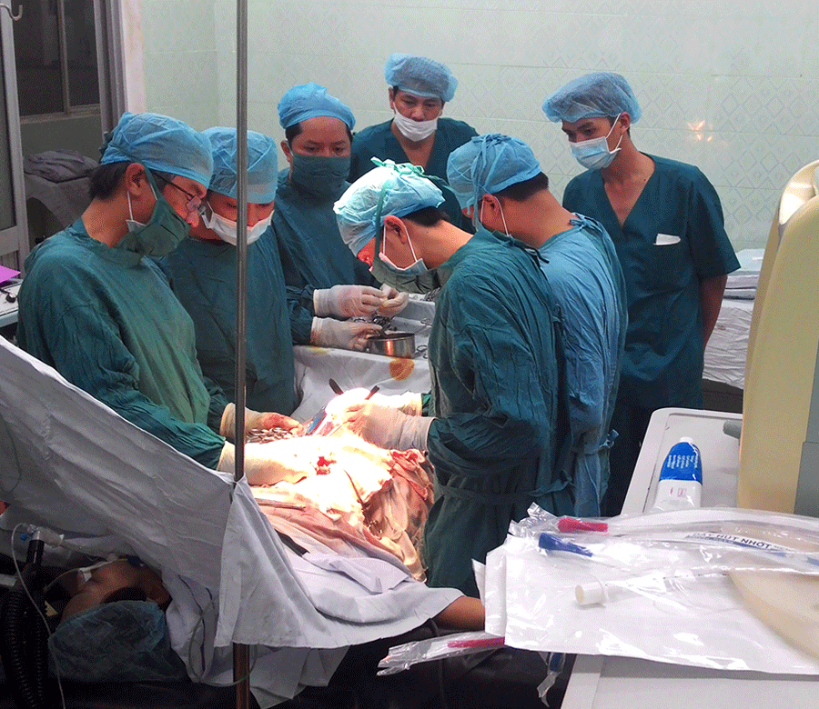 Ê kíp phẫu thuật với sự hỗ trợ của bác sĩ tuyến tỉnh. Ảnh: Nguyễn Giác